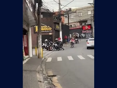 Vídeo: PMs atropelam e arrastam suspeito após perseguição na zona leste de SP