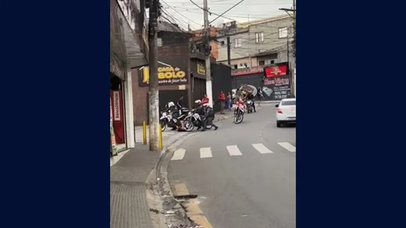 Policiais militares arrastam suspeito após perseguição na zona Leste de SP