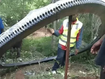 Anel metálico cai do espaço e assusta moradores na África