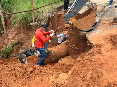 Prefeitura de Agudos inicia reparos na rua Rui Barbosa após chuvas fortes