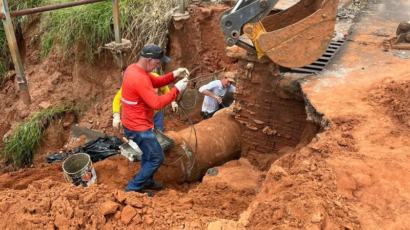 Prefeitura de Agudos inicia reparos na rua Rui Barbosa após chuvas fortes