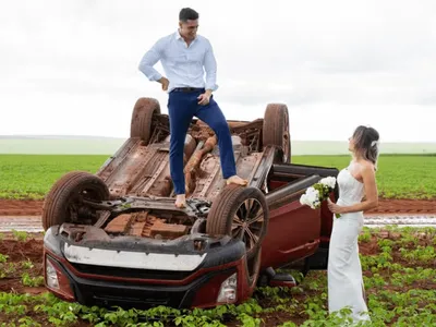 Casal aproveita capotamento de carro para fazer ensaio fotográfico