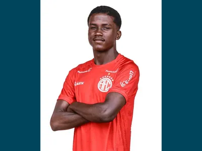 Jogador do América sofre racismo de adversário do Itapirense durante jogo da Copinha