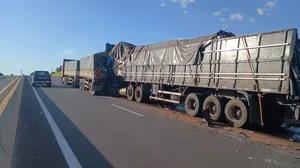 Carreta bate na traseira de caminhão e motorista morre na região de Presidente Venceslau