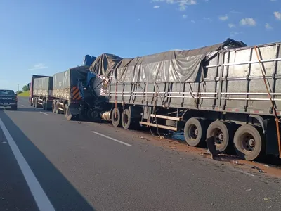 Carreta bate na traseira de caminhão e motorista morre na região de Presidente Venceslau