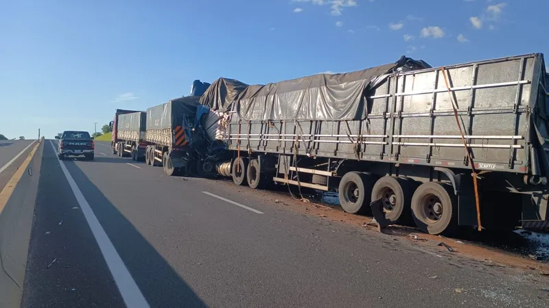 Carreta bate na traseira de caminhão e motorista morre na região de Presidente Venceslau