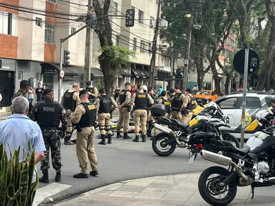 Perseguição termina com motociclista derrubado no Centro de Curitiba