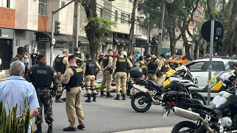 Perseguição termina com motociclista derrubado no Centro de Curitiba