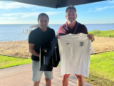 Ramón Díaz dá camisa do Corinthians de presente para presidente da Conmebol