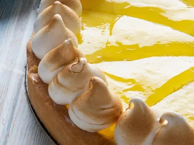 Torta de limão no estilo americano é perfeita para refrescar os dias quentes