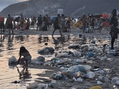 Praia de Ipanema é alvo de lixo espalhado na areia e vandalismo após festas de fim de ano