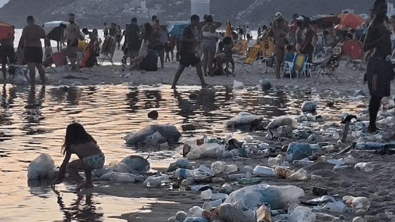 Praia de Ipanema é alvo de lixo espalhado na areia e vandalismo após festas de fim de ano