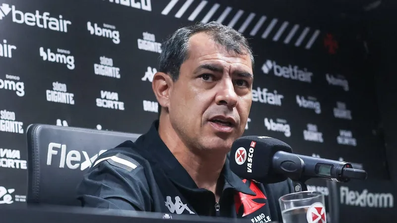 Vasco apresenta técnico Fábio Carille e anuncia Tchê Tchê, ex-Botafogo