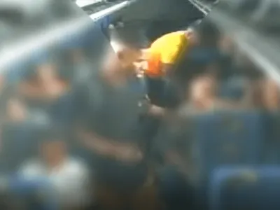 Câmeras de segurança do ônibus da Linha 2310 flagram ação de criminosos