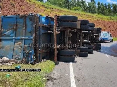 Carreta transportando lixo reciclável tomba na região de Paulistânea