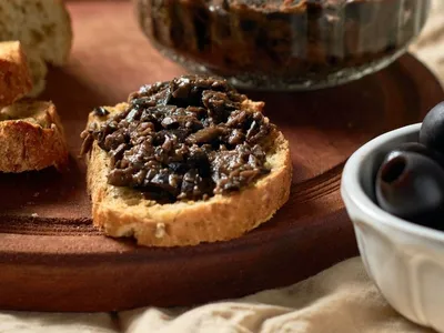 Tapenade de azeitona vai bem em qualquer prato; aprenda receita de molho vapt-vupt