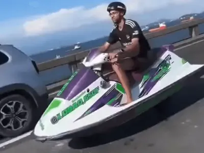 Homem flagrado pilotando "moto aquática" na Ponte Rio-Niterói será autuado pela PRF