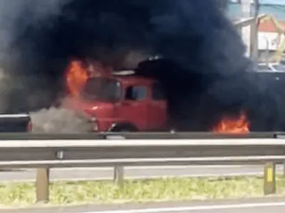 Caminhão pega fogo na Rodovia Raposo Tavares