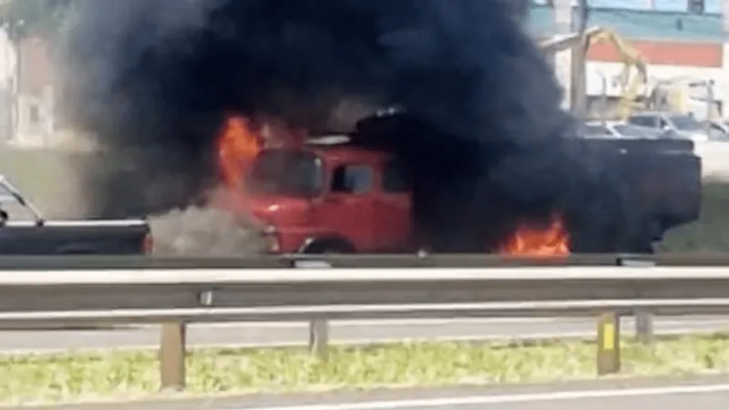 Caminhão pega fogo na Rodovia Raposo Tavares