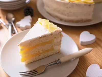 Bolo de limão com duas texturas é muito cremoso e leva poucos ingredientes