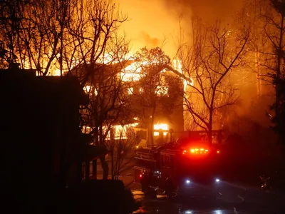 EUA: Tempestade de vento turbina incêndio florestal e moradores fogem a pé em Los Angeles