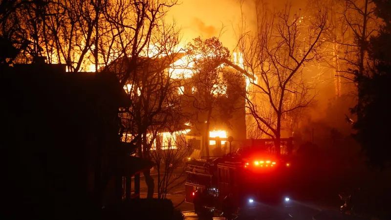 Incêndios florestais destroem mais de 1.200 hectares em Los Angeles