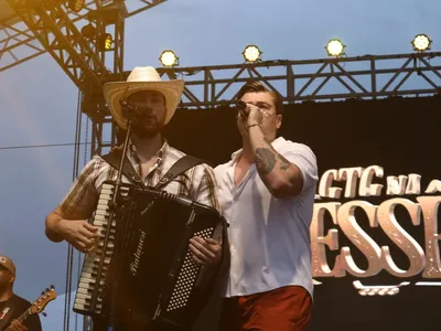 Show da dupla Gustavo Toledo e Gabriel levanta o público no Palco Sunset de Caiobá