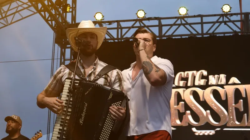 Show da dupla Gustavo Toledo e Gabriel levanta o público no Palco Sunset de Caiobá