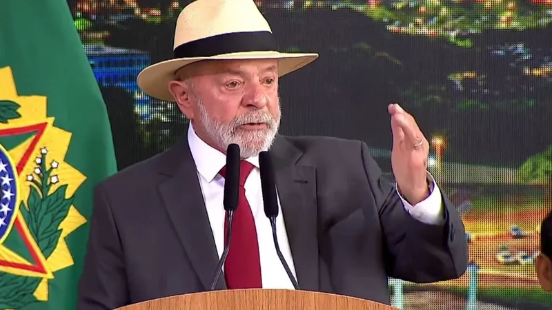 'É possível construir Forças Armadas com propósito de defender soberania nacional', diz Lula