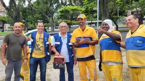 Gato preso em tubulação há dois dias é resgatado na Zona Sul do Rio