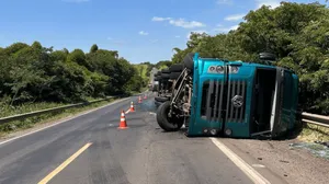 Motorista perde controle da direção e caminhão tomba na região de Marília