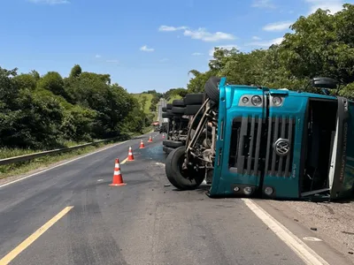 Motorista perde controle da direção e caminhão tomba na região de Marília