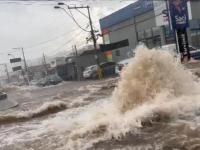 Forte chuva causa estragos em São Pedro