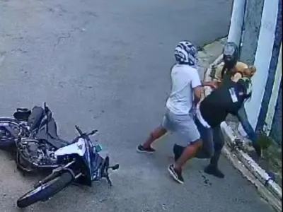 VÍDEO: Motociclista luta com bandidos e evita assalto em SP