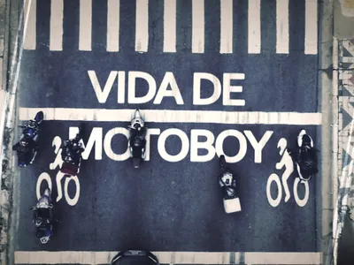 Vida de motoboy: rotina e desafios de quem ganha a vida sobre duas rodas