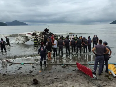 Vídeos registram operação de resgate após queda de avião em Ubatuba (SP), veja compilado