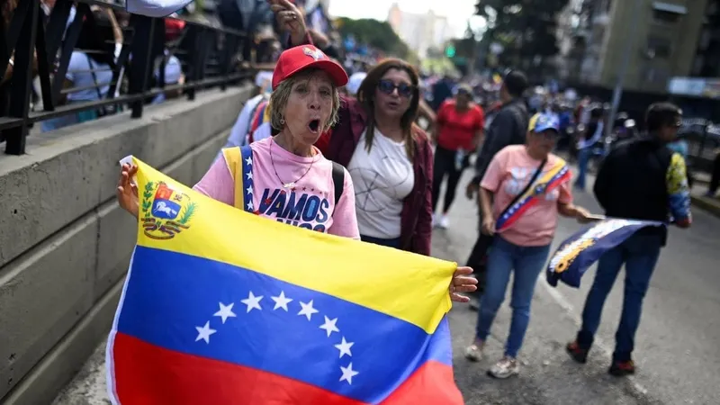 Às vésperas da posse de Maduro, oposição protesta e diz ter vencido eleições na Venezuela