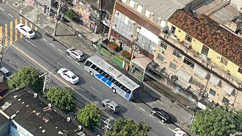 Polícia Civil tenta identificar criminosos que assaltaram ônibus na Avenida Brasil