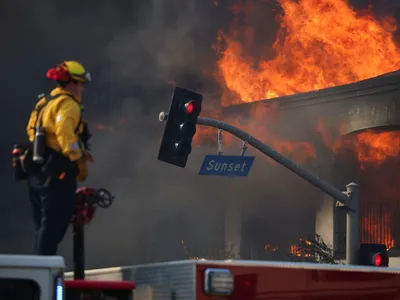 Incêndios forçam retirada de 80 mil moradores de Los Angeles