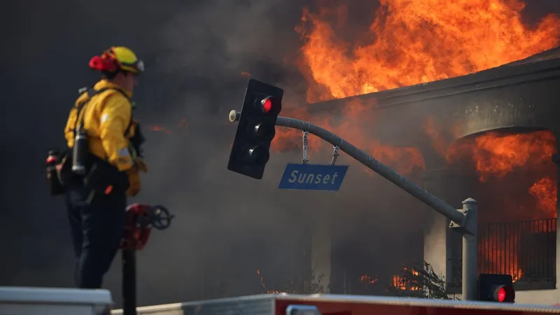 Incêndios forçam retirada de 80 mil moradores de Los Angeles