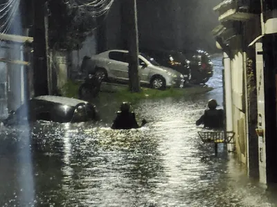 Temporal causa alagamentos e casas ficam debaixo d'água em Paranaguá