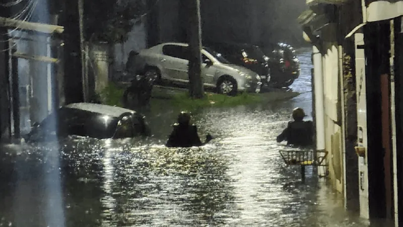 Temporal causa alagamentos e casas ficam debaixo d'água em Paranaguá