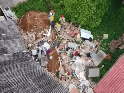 Com suspeita de haver soterrados, bombeiros trabalham por seis horas em desabamento em Curitiba