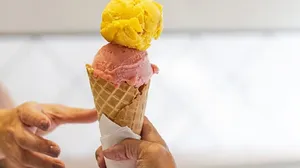 Gelatos e acessibilidade: sorveteria em São Paulo é comandada apenas por funcionários surdos