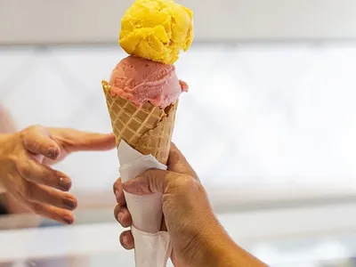 Gelatos e acessibilidade: sorveteria em São Paulo é comandada apenas por funcionários surdos