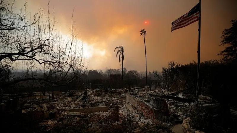 Polícia diz que prendeu suspeitos de saquear casas abandonadas durante incêndios em Los Angeles