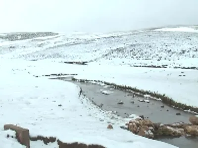 Neve muda paisagem em deserto do Marrocos