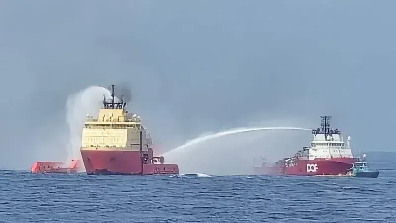 Petrobras e Sindipetro apuram as causas do incêndio que atingiu navio