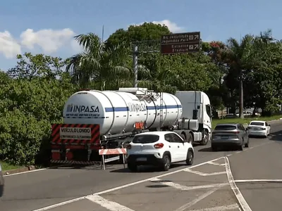 Carreta trava trânsito de via próxima à Avenida Aquidabã, em Campinas