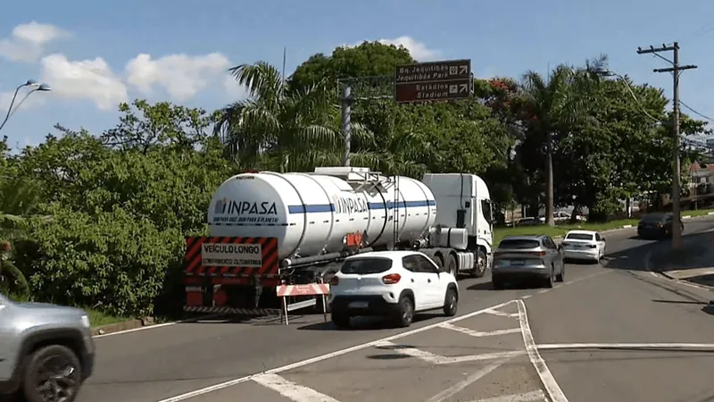 Carreta trava trânsito de via próxima à Avenida Aquidabã, em Campinas